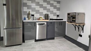 Coffee/tea maker, fridge, microwave, dishwasher - High-end 2Bdrm Garden Apt. Where Comfort Meets Style (Chicago)