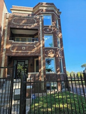 Exterior - High-end 2Bdrm Garden Apt. Where Comfort Meets Style (Chicago)