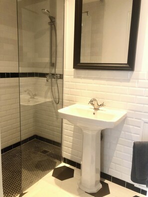 Dusche, Haartrockner, Handtücher, Toilettenpapier