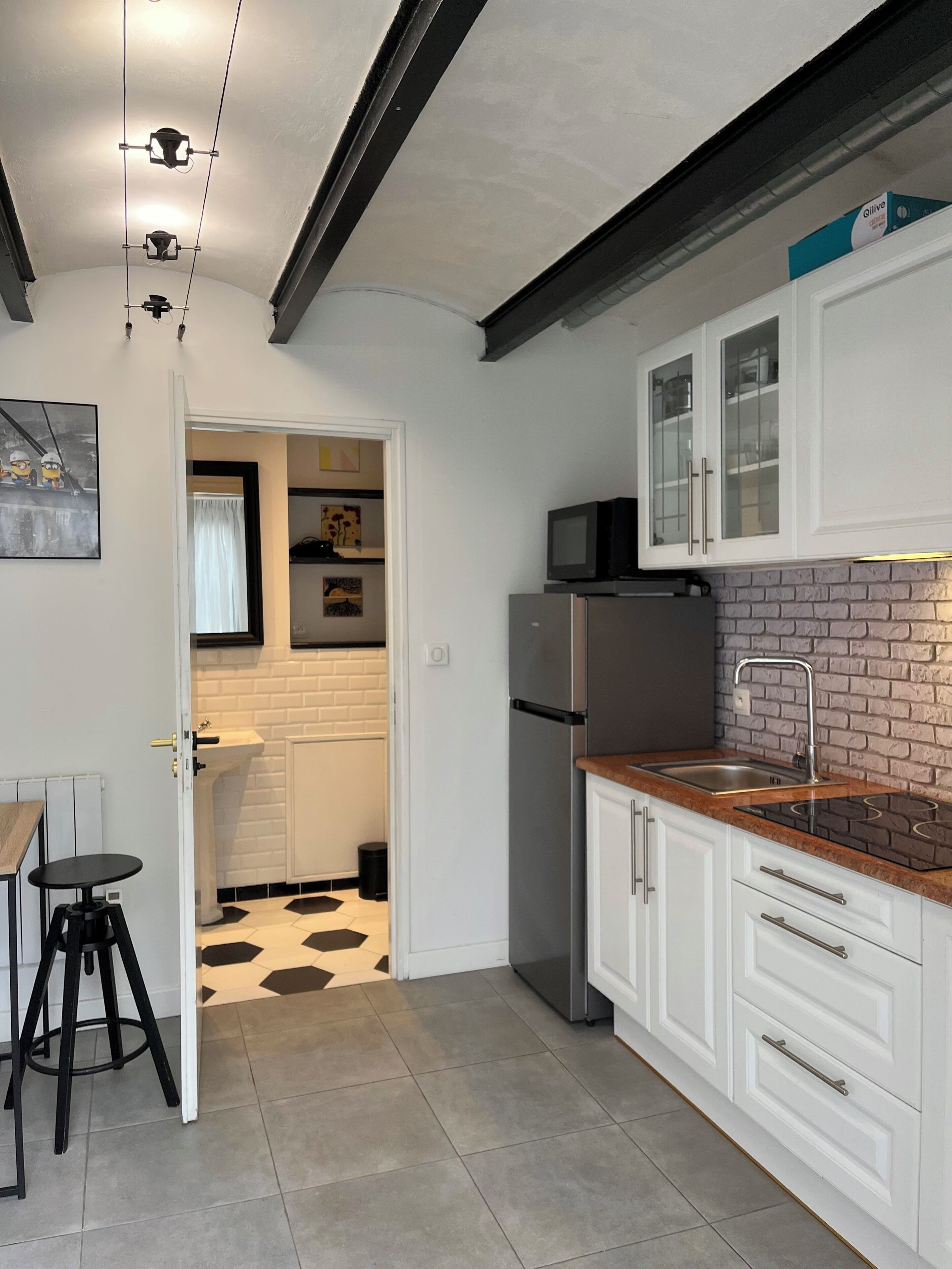 Réfrigérateur, micro-ondes, plaque de cuisson, cafetière/bouilloire