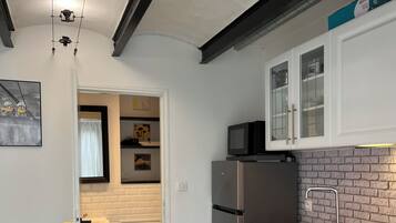 Réfrigérateur, micro-ondes, plaque de cuisson, cafetiÚre/bouilloire