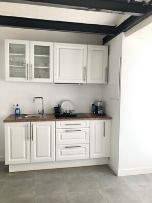 Kühlschrank, Mikrowelle, Herdplatte, Wasserkocher mit Kaffee-/Teezubehör