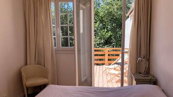 1 slaapkamer, een strijkplank/strijkijzer, internet, beddengoed