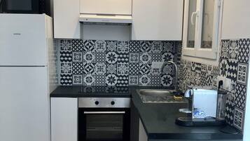 Een koelkast, een microgolfoven, een oven, een kookplaat