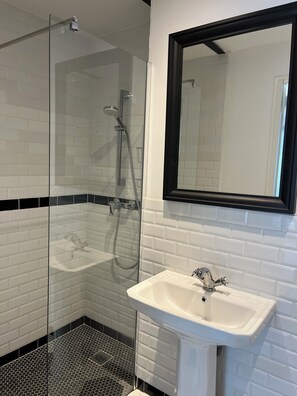 Dusche, Haartrockner, Handtücher, Toilettenpapier