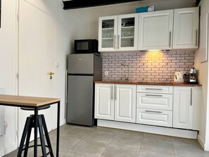 ثلاجة، ميكروويف، موقد طهي مسطح، ماكينة لصنع القهوة/الشاي