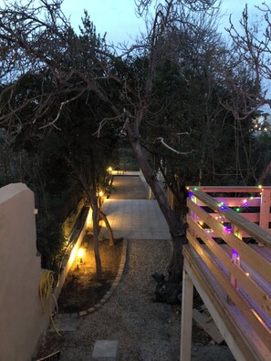 Property grounds - 2-room apartment with private terrace and communal garden (Marseille)