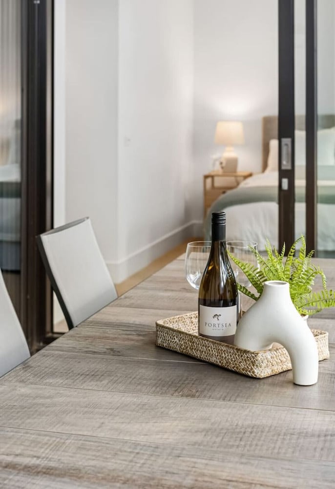 LUXE Location, Style, Space in the heart of town Melbourne Vrbo