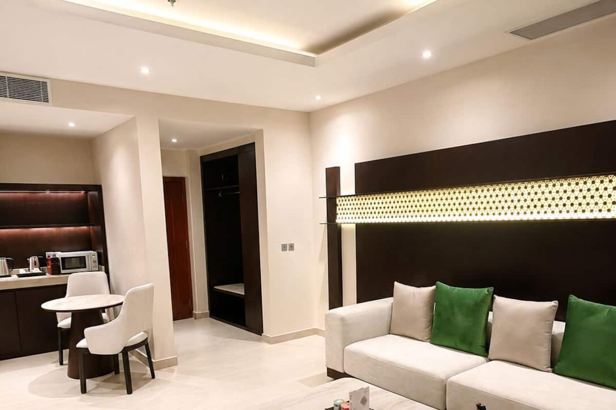 Suite Superior | Minibar, una cassaforte in camera, una scrivania, postazione laptop
