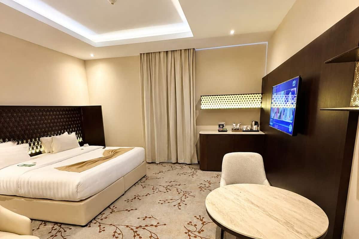 Luxury Double Room | Minibar, in-room safe, desk, laptop workspace