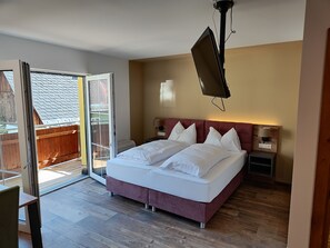 Comfort Studio, Balcony, Mountain View | Hypo-allergenic bedding, in-room safe, individually decorated - Hotel Bad goisern (Bad Goisern)