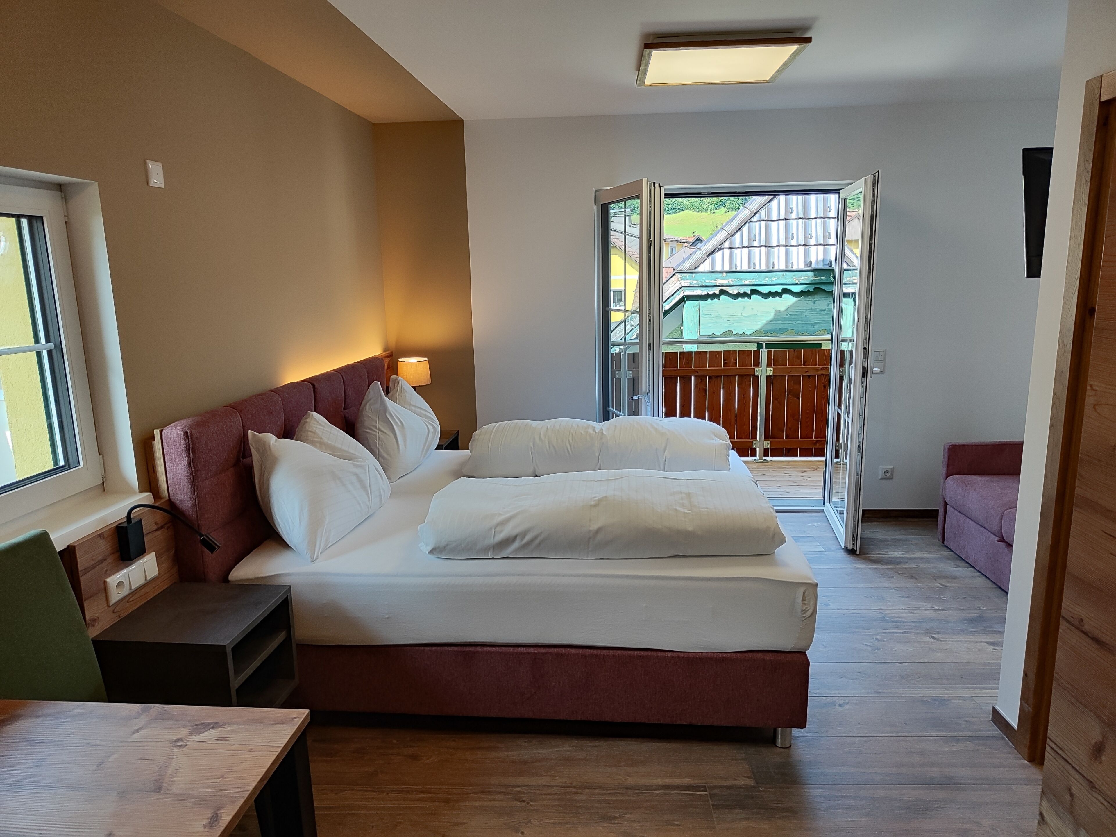 Superior-Doppelzimmer | Wohnbereich | 32-Zoll-Smart-TV mit Satellitenempfang, Fußbodenheizung