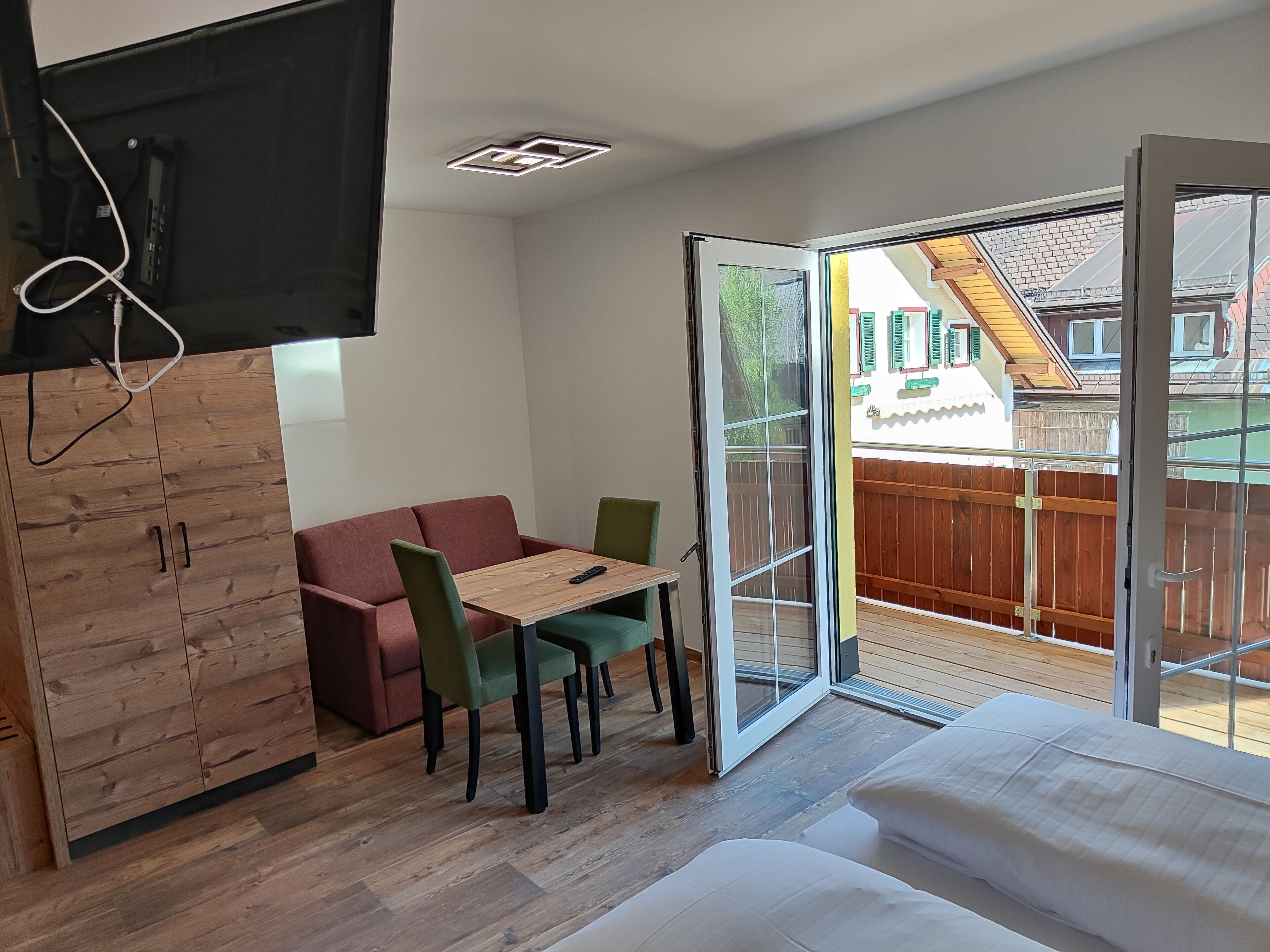 Comfort-Studio, Balkon, Bergblick | Allergikerbettwaren, Zimmersafe, individuell dekoriert