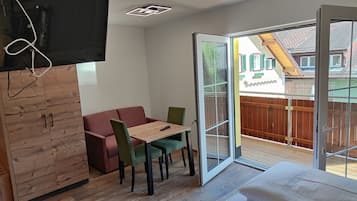 Comfort-Studio, Balkon, Bergblick | Allergikerbettwaren, Zimmersafe, individuell dekoriert