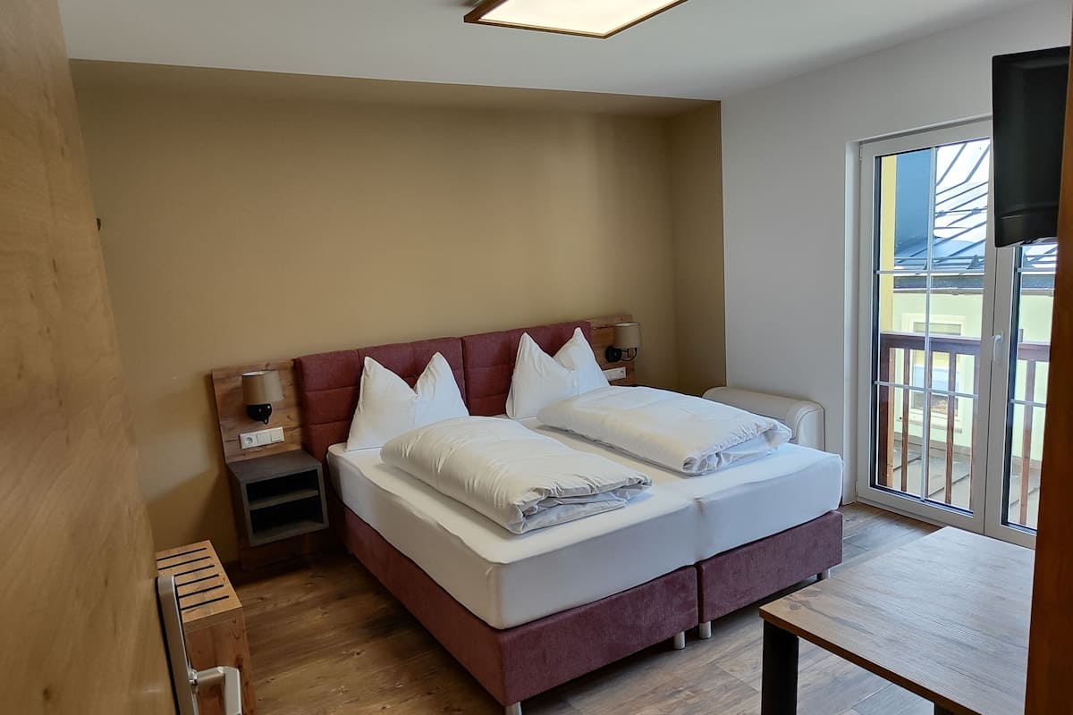 Ropa de cama hipoalergénica y caja de seguridad en la habitación
