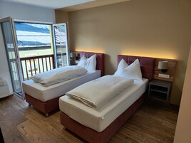 Habitación Confort con 1 cama doble o 2 individuales | Ropa de cama hipoalergénica, caja fuerte, decoración individual