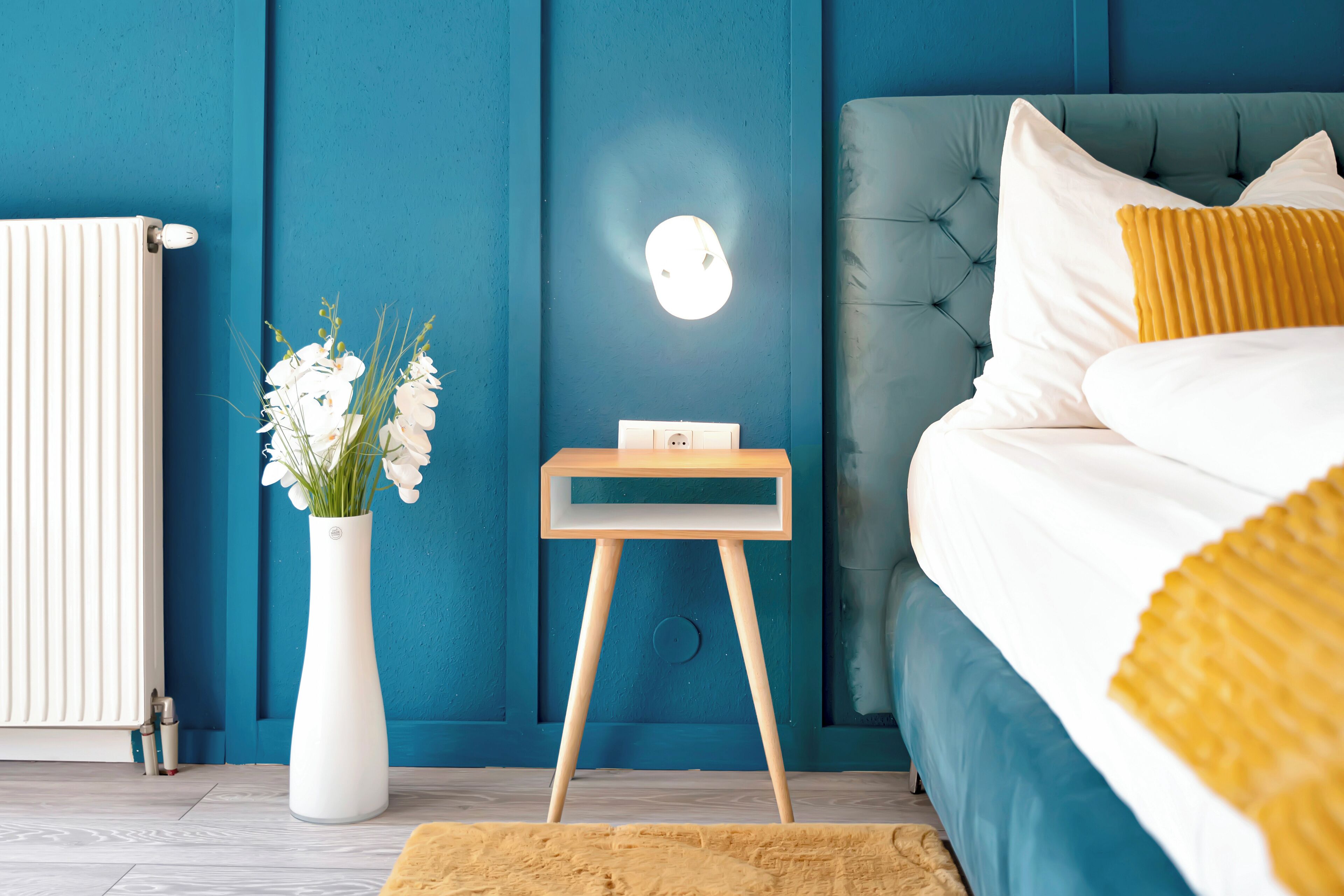 1 soverom, skrivebord, strykejern/-brett og reiseseng for barn