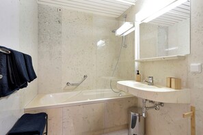 Secadora de cabello, toallas, jabón, shampoo