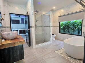 Dusche, Haartrockner, Handtücher, Seife