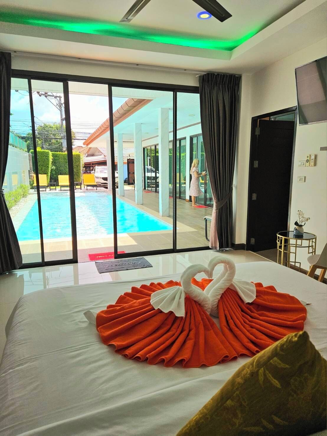 4 bedrooms, WiFi, bed sheets