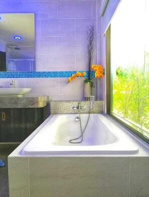 Een douche, een haardroger, handdoeken, zeep