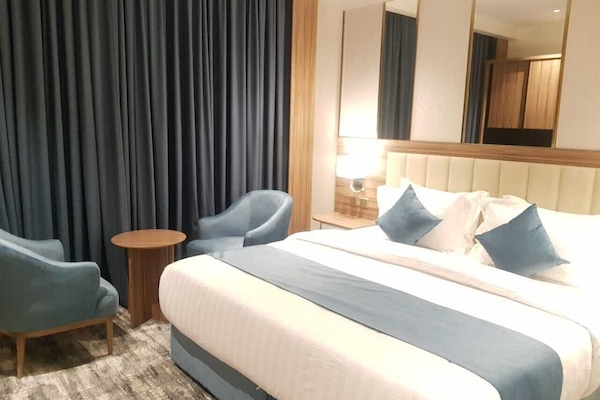 Cofres nos quartos, cortinas blackout, quartos à prova de som