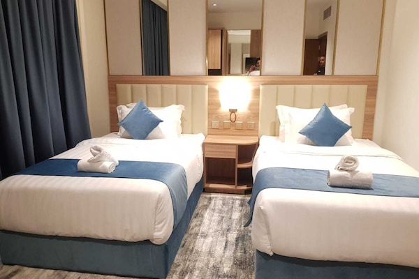 Safe på rommet, blendingsgardiner, lydisolert og strykejern/-brett