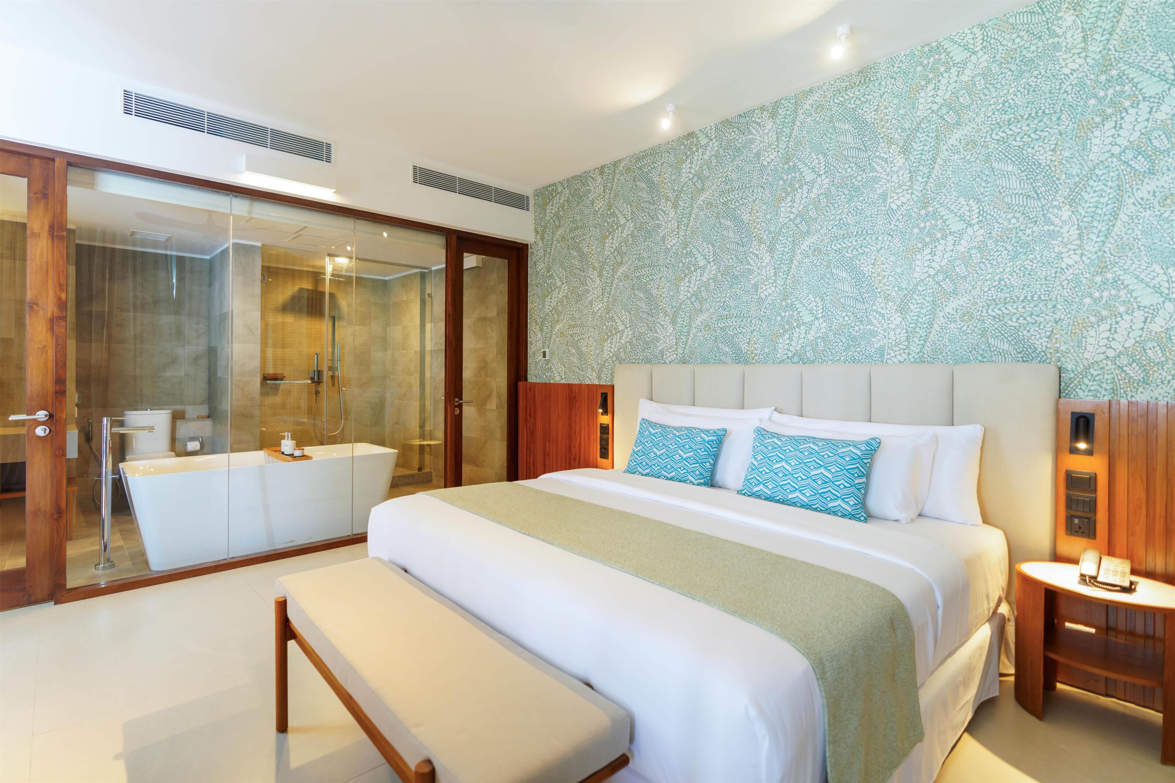 Suite Junior, pemandangan samudra | Seprai premium, minibar, brankas, dan meja kerja