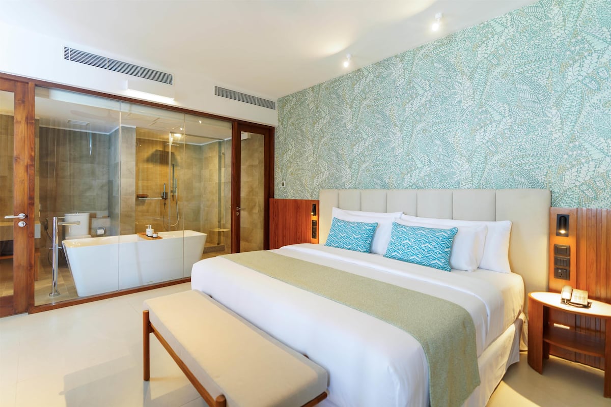 Suite Junior, pemandangan samudra | Seprai premium, minibar, brankas, dan meja kerja