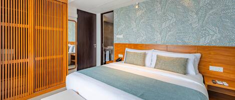 Una habitación de hotel moderna con una cama grande, cabecero de madera y un adorno en la pared.