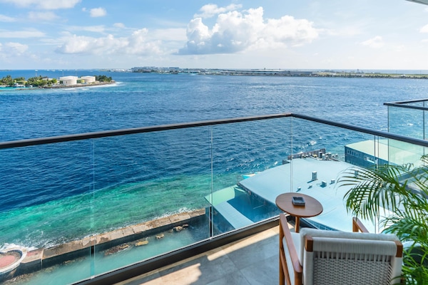 Superior Room, Oceanfront | Bathroom | Free toiletries, hair dryer, bathrobes, towels