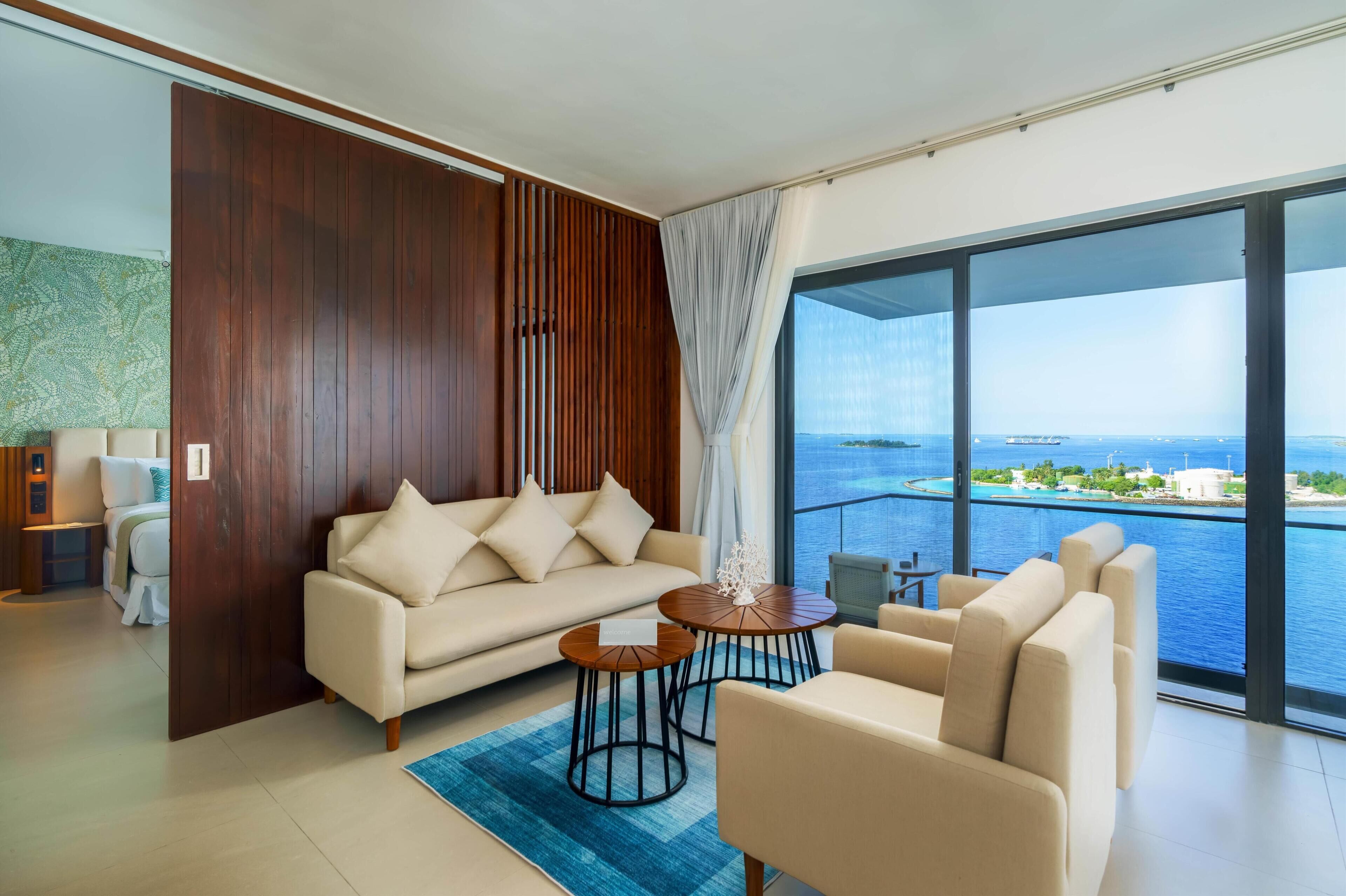 Junior-sviitti, valtamerinäköala | Ylelliset vuodevaatteet, minibaari, tallelokero huoneessa, työpöytä