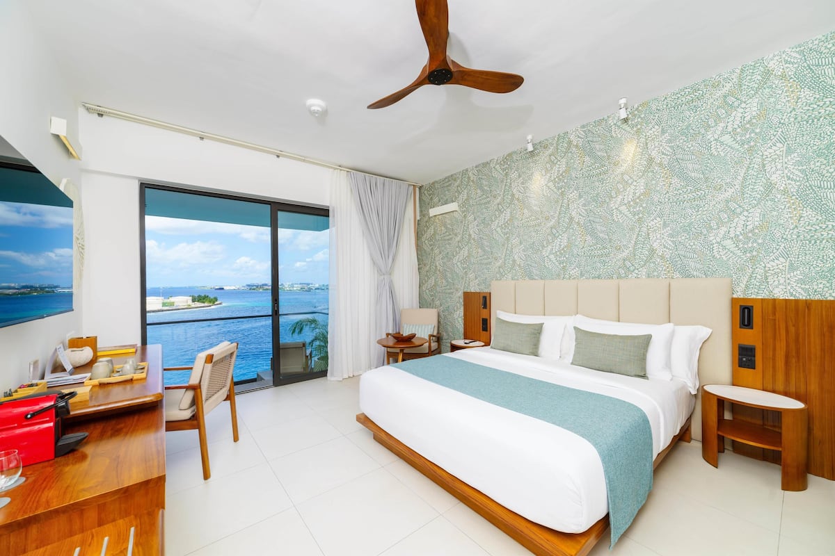 Superior Room, Oceanfront | Premium bedding, minibar, in-room safe, desk