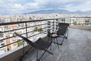 Property grounds - Alimos Luxury 3 Bd Apt w Stunning Acropolis Views (Alimos)