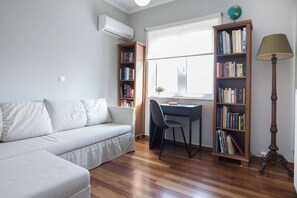 TV - Alimos Luxury 3 Bd Apt w Stunning Acropolis Views (Alimos)