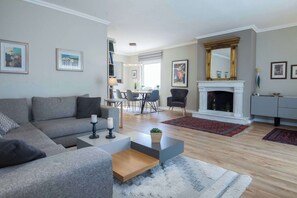 TV - Alimos Luxury 3 Bd Apt w Stunning Acropolis Views (Alimos)