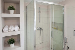 Dusche, Haartrockner, Handtücher, Shampoo