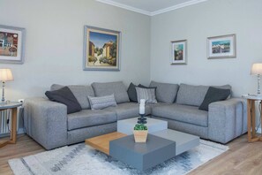 TV - Alimos Luxury 3 Bd Apt w Stunning Acropolis Views (Alimos)