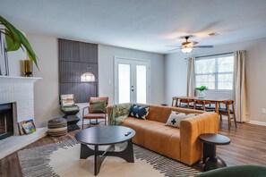 Smart-TV, Kamin, Arbeitsbereiche