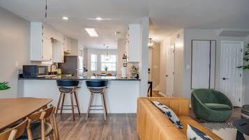 Älytelevisio, takka, työhuone