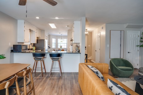 Smart TV, chimenea y oficina . Midtown Urban Retreat- Family Friendly 3BR Retreat