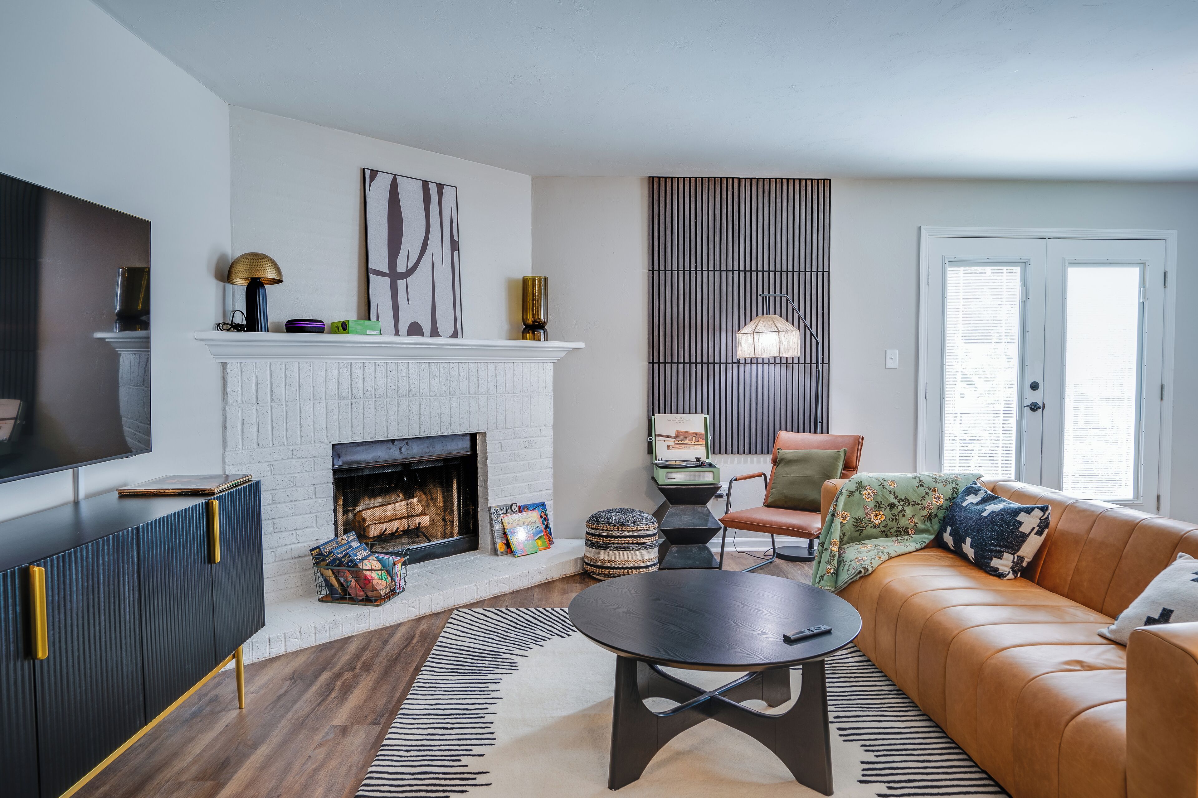 Smart TV, chimenea y oficina 