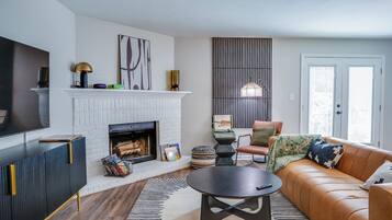 Älytelevisio, takka, työhuone