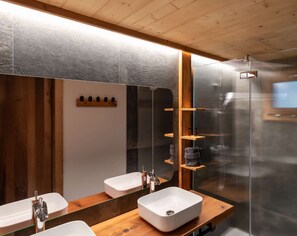 シャワー、ヘアドライヤー、タオル