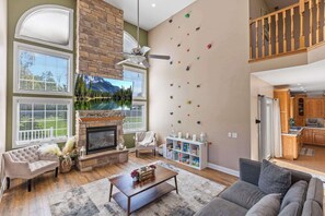 TV, caminetto, studio