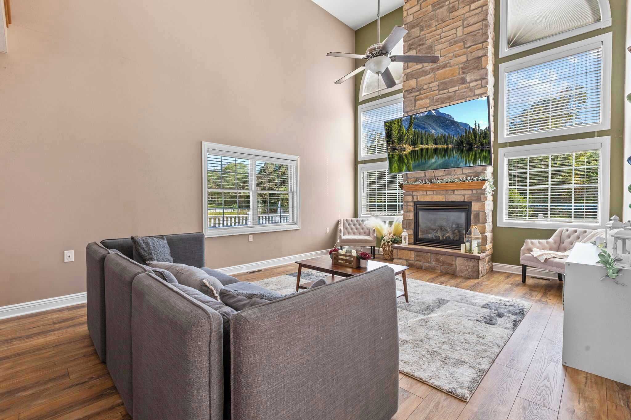 تلفزيون، مدفأة، مكتب