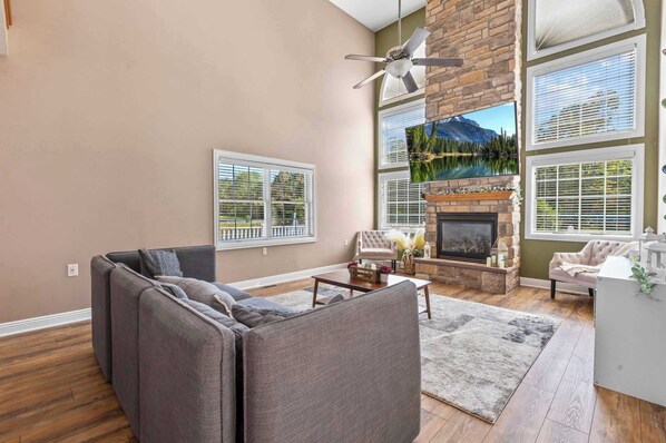 Televisión, chimenea, oficina