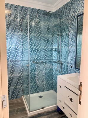 تجهيزات دش، مجففات شعر، مناشف، صابون