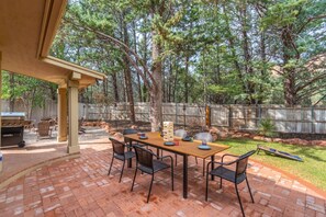 Outdoor dining - Yavapai Trail Haven: Views, Games & NEW! (Sedona)
