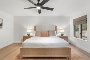 3 habitaciones, escritorio y tabla de planchar con plancha